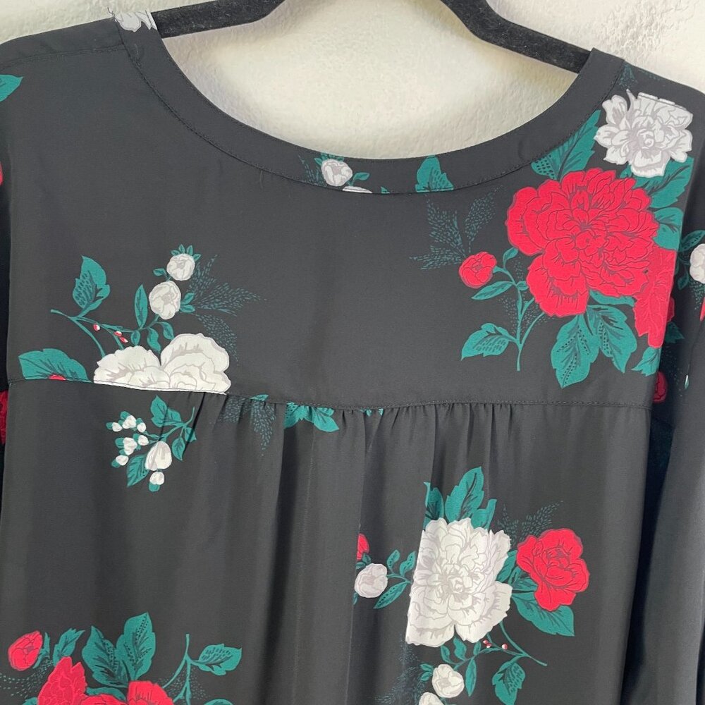 Torrid Womens Plus 3X Button Front Floral Blouse Red White Roses Roll Tab Sleeve - Picture 8 of 8